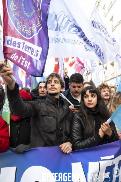 La jeunesse manifeste contre la reforme des retraites, à paris