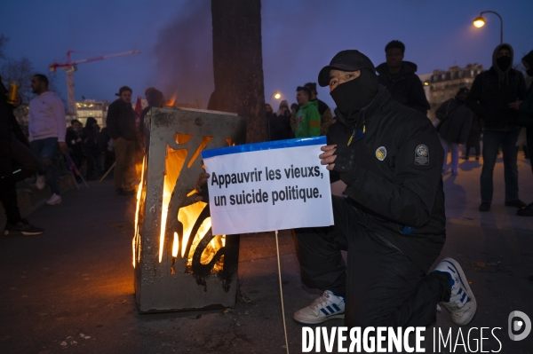 La jeunesse manifeste contre la reforme des retraites, à paris