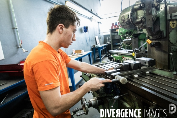 Apprentissage en mécanique de précision au CFA des Compagnons du Devoir de Colomiers.