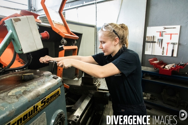 Apprentissage en mécanique de précision au CFA des Compagnons du Devoir de Colomiers.