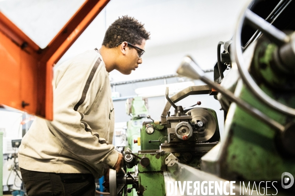 Apprentissage en mécanique de précision au CFA des Compagnons du Devoir de Colomiers.