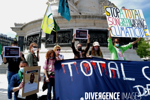 Rassemblement d extinction rebellion et des amis de la terre contre le groupe total