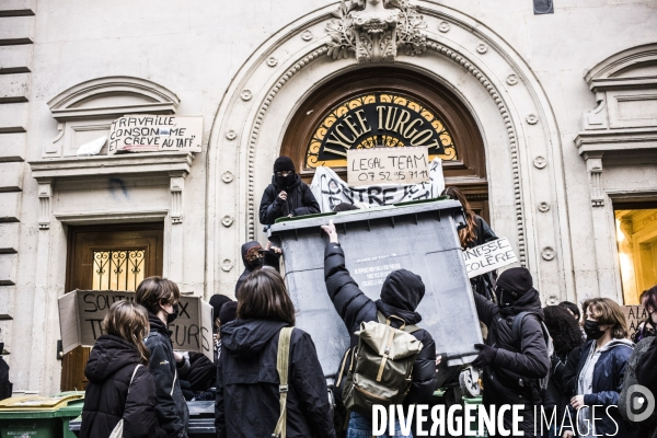 Blocage partiel du lycee turbigot par les lyceens contre reforme retraites.