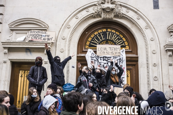 Blocage partiel du lycee turbigot par les lyceens contre reforme retraites.