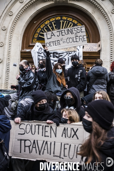 Blocage partiel du lycee turbigot par les lyceens contre reforme retraites.