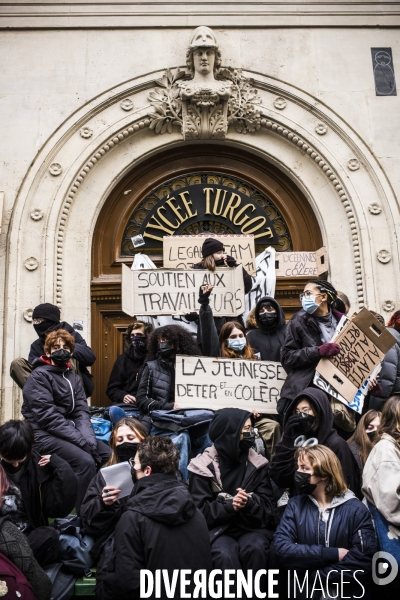 Blocage partiel du lycee turbigot par les lyceens contre reforme retraites.