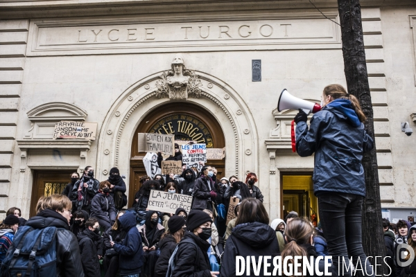 Blocage partiel du lycee turbigot par les lyceens contre reforme retraites.