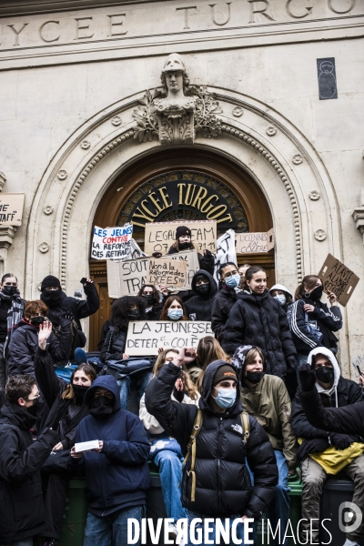 Blocage partiel du lycee turbigot par les lyceens contre reforme retraites.