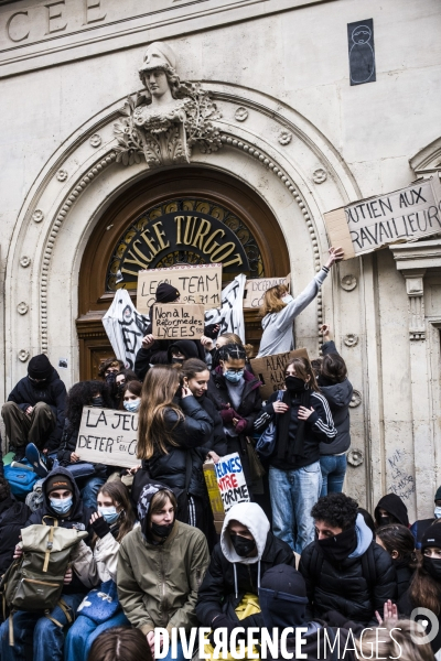 Blocage partiel du lycee turbigot par les lyceens contre reforme retraites.