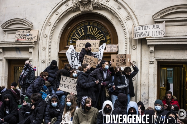 Blocage partiel du lycee turbigot par les lyceens contre reforme retraites.