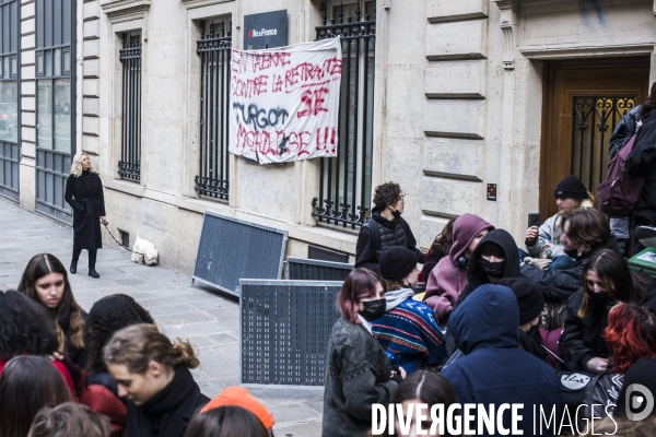 Blocage partiel du lycee turbigot par les lyceens contre reforme retraites.