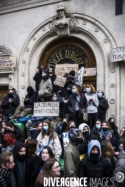 Blocage partiel du lycee turbigot par les lyceens contre reforme retraites.