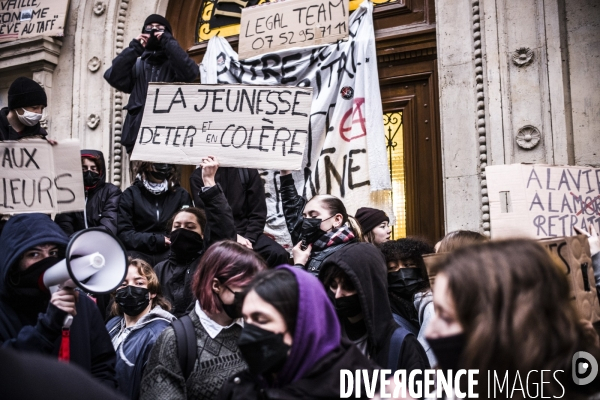 Blocage partiel du lycee turbigot par les lyceens contre reforme retraites.