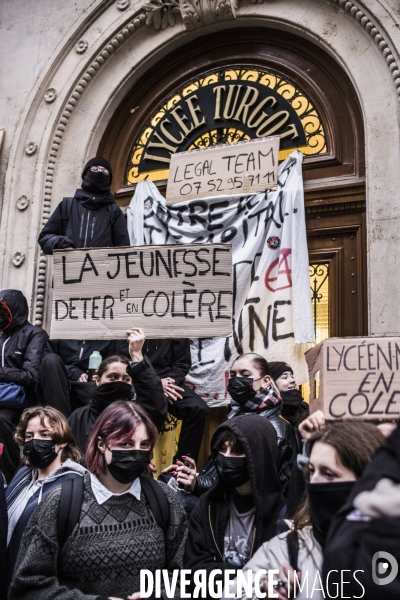 Blocage partiel du lycee turbigot par les lyceens contre reforme retraites.