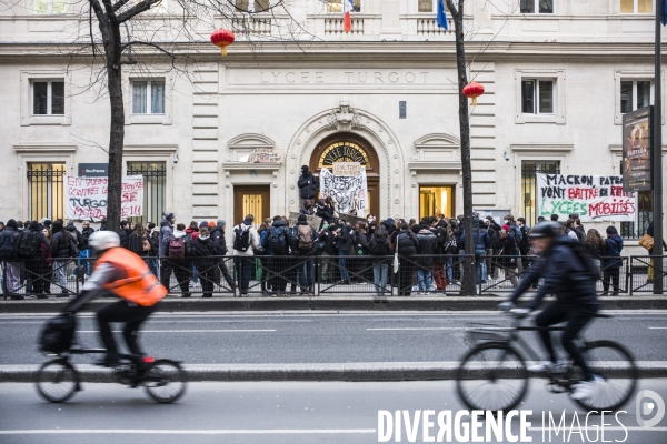 Blocage partiel du lycee turbigot par les lyceens contre reforme retraites.