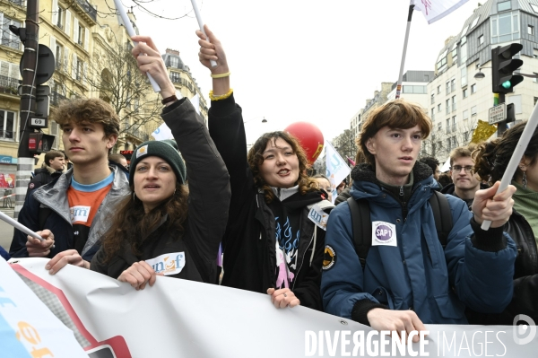 Les jeunes à la manifestation contre la reforme des retraites, paris