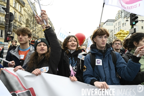 Les jeunes à la manifestation contre la reforme des retraites, paris