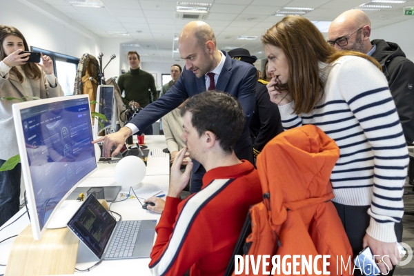 Barbara BELVISI reçoit Jean-Noël BARROT au siège de sa startup Interstellar Lab.