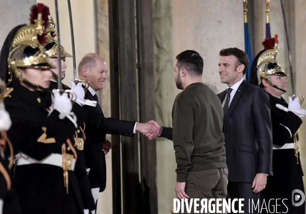 Emmanuel Macron reçoit Volodymyr Zelensky et Olaf Scholz