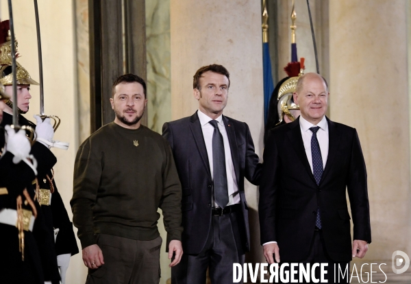 Emmanuel Macron reçoit Volodymyr Zelensky et Olaf Scholz