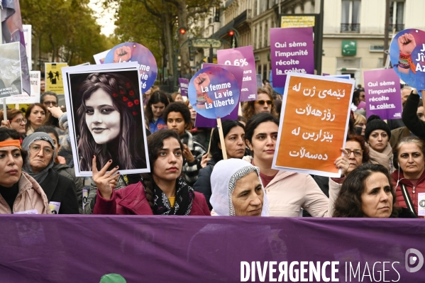 Cortege pour les femmes iraniennes et contre le pouvoir en Iran, dans la manifestation feministe pour dire STOP aux violences sexistes et sexuelles.