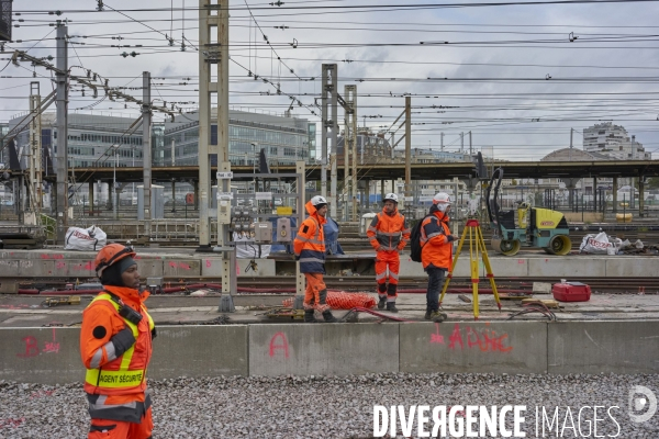 Chantier SNCF de renouvellement complet des voies de la gare de Lyon à Paris, le 27 septembre 2022.