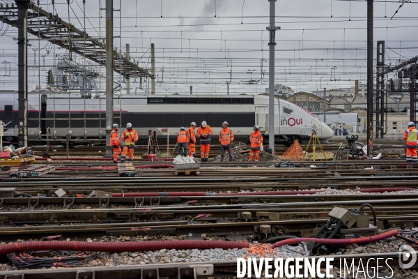 Chantier SNCF de renouvellement complet des voies de la gare de Lyon à Paris, le 27 septembre 2022.