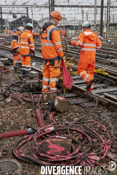 Chantier SNCF de renouvellement complet des voies de la gare de Lyon à Paris, le 27 septembre 2022.