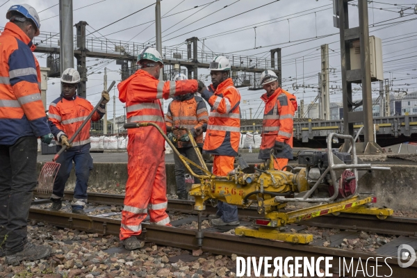 Chantier SNCF de renouvellement complet des voies de la gare de Lyon à Paris, le 27 septembre 2022.