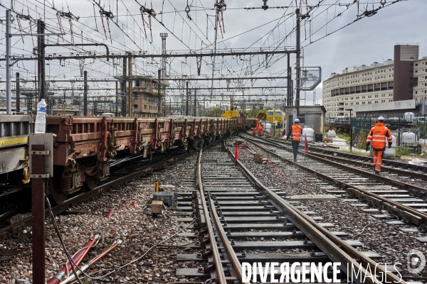 Chantier SNCF de renouvellement complet des voies de la gare de Lyon à Paris, le 27 septembre 2022.