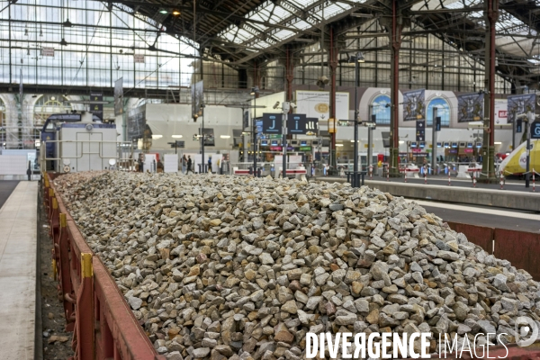 Chantier SNCF de renouvellement complet des voies de la gare de Lyon à Paris, le 27 septembre 2022.