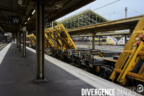 Chantier SNCF de renouvellement complet des voies de la gare de Lyon à Paris, le 27 septembre 2022.