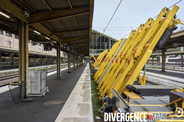 Chantier SNCF de renouvellement complet des voies de la gare de Lyon à Paris, le 27 septembre 2022.