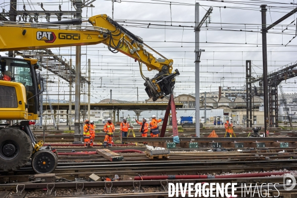 Chantier SNCF de renouvellement complet des voies de la gare de Lyon à Paris, le 27 septembre 2022.