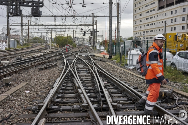 Chantier SNCF de renouvellement complet des voies de la gare de Lyon à Paris, le 27 septembre 2022.