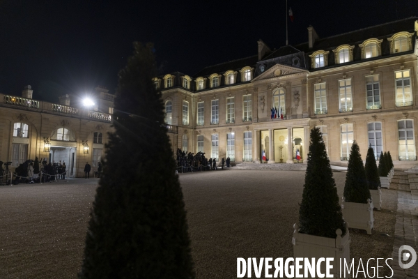 L Elysée la nuit.