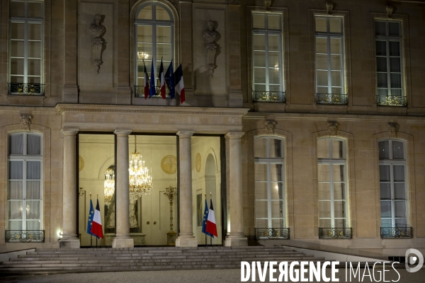 L Elysée la nuit.