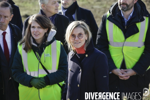 Ministre de la Transition énergétique, Agnès Pannier-Runacher visite une centrale photovoltaïque