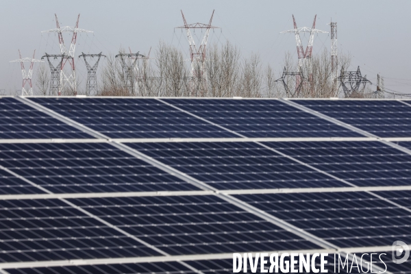 Ministre de la Transition énergétique, Agnès Pannier-Runacher visite une centrale photovoltaïque