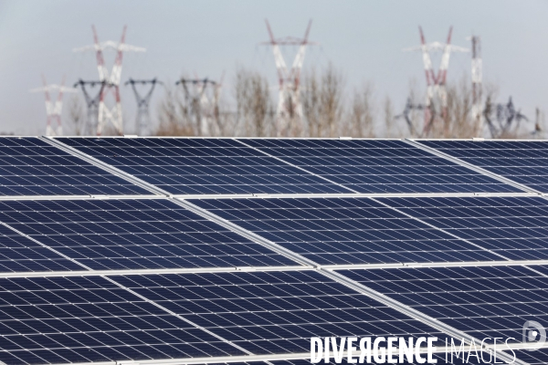 Ministre de la Transition énergétique, Agnès Pannier-Runacher visite une centrale photovoltaïque