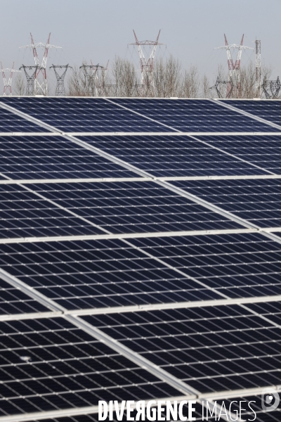 Ministre de la Transition énergétique, Agnès Pannier-Runacher visite une centrale photovoltaïque