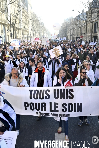 Manifestation des médecins contre la loi RIST, et pour demander une augmentation du prix de la consultation . Demonstration of doctors in Paris.