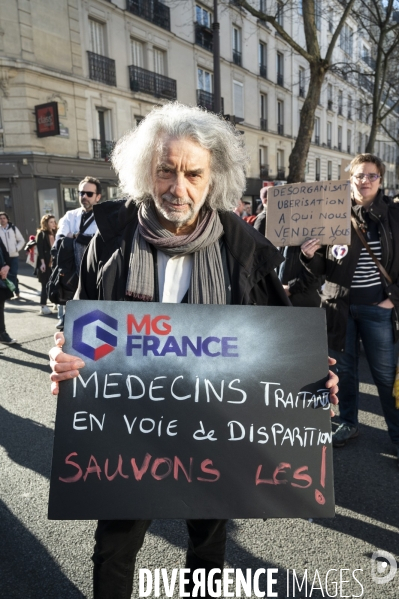 Manifestation des médecins contre la loi RIST, et pour demander une augmentation du prix de la consultation . Demonstration of doctors in Paris.