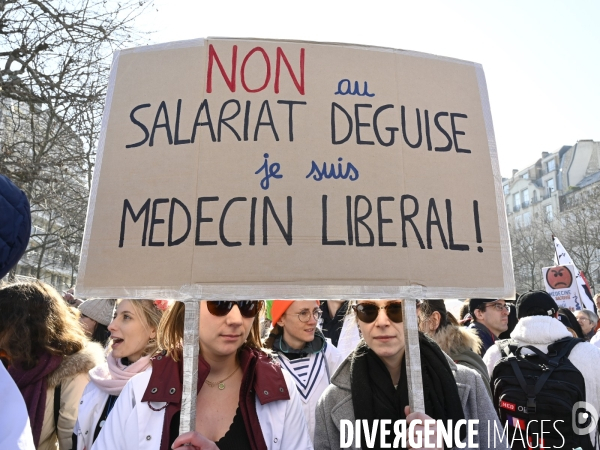 Manifestation des médecins contre la loi RIST, et pour demander une augmentation du prix de la consultation . Demonstration of doctors in Paris.