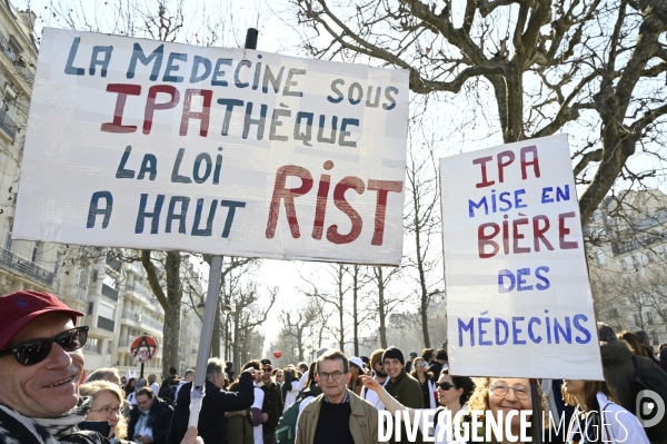 Manifestation des médecins contre la loi RIST, et pour demander une augmentation du prix de la consultation . Demonstration of doctors in Paris.