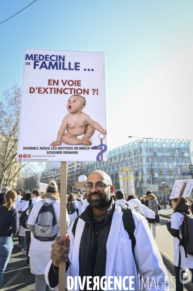 Manifestation des médecins contre la loi RIST, et pour demander une augmentation du prix de la consultation . Demonstration of doctors in Paris.