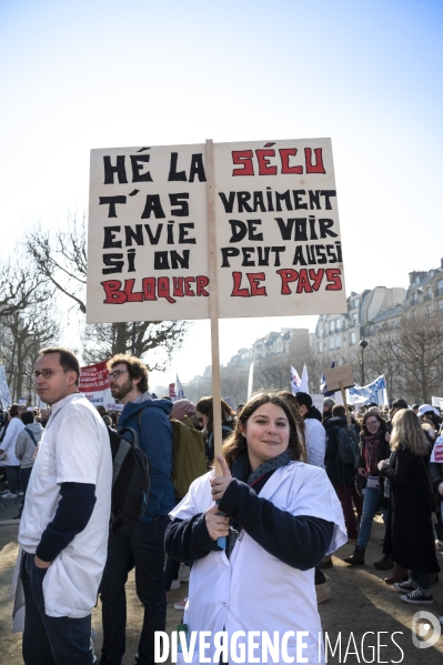 Manifestation des médecins contre la loi RIST, et pour demander une augmentation du prix de la consultation . Demonstration of doctors in Paris.