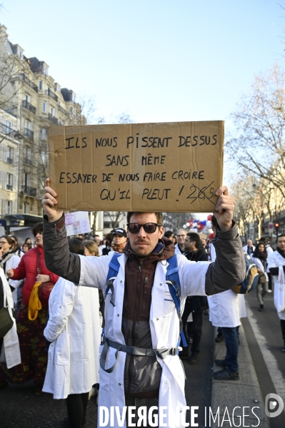 Manifestation des médecins contre la loi RIST, et pour demander une augmentation du prix de la consultation . Demonstration of doctors in Paris.