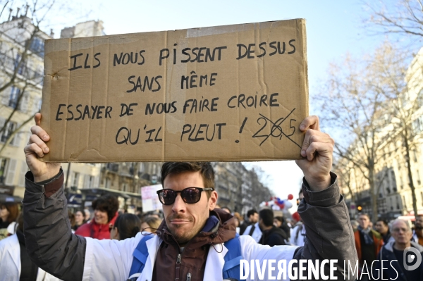 Manifestation des médecins contre la loi RIST, et pour demander une augmentation du prix de la consultation . Demonstration of doctors in Paris.