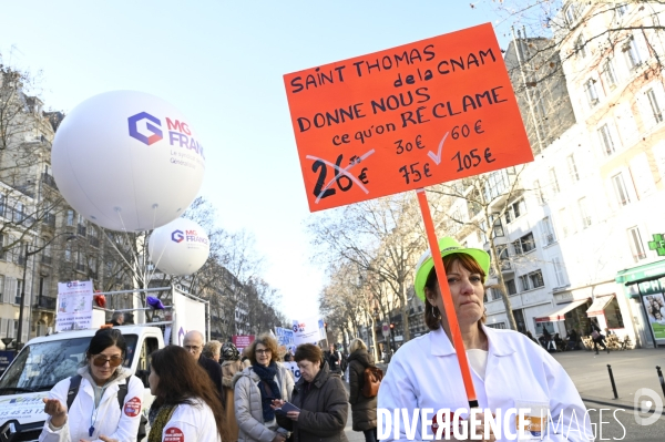 Manifestation des médecins contre la loi RIST, et pour demander une augmentation du prix de la consultation . Demonstration of doctors in Paris.